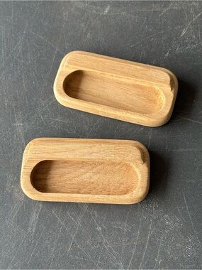 2x wooden drawer pulls